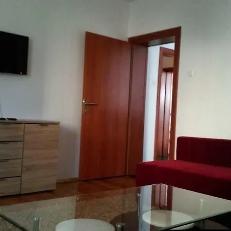 Apartman Delux شقة
